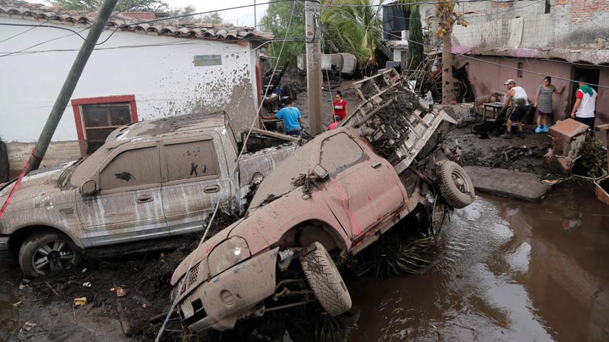 Cinco muertos por desbordamiento de río en México