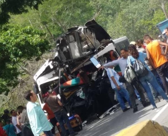 Choque en Maracay deja dos fallecidos y 20 heridos