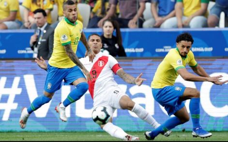 Brasil anota tres en el primer tiempo ante Perú