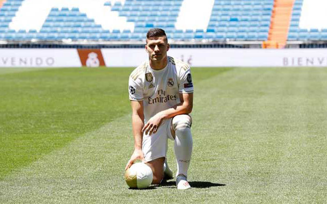 Presentan a Jovic en el Santiago Bernabéu