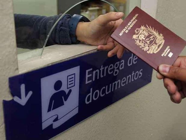 Venezolanos en Colombia deben retirar sus pasaportes en Caracas