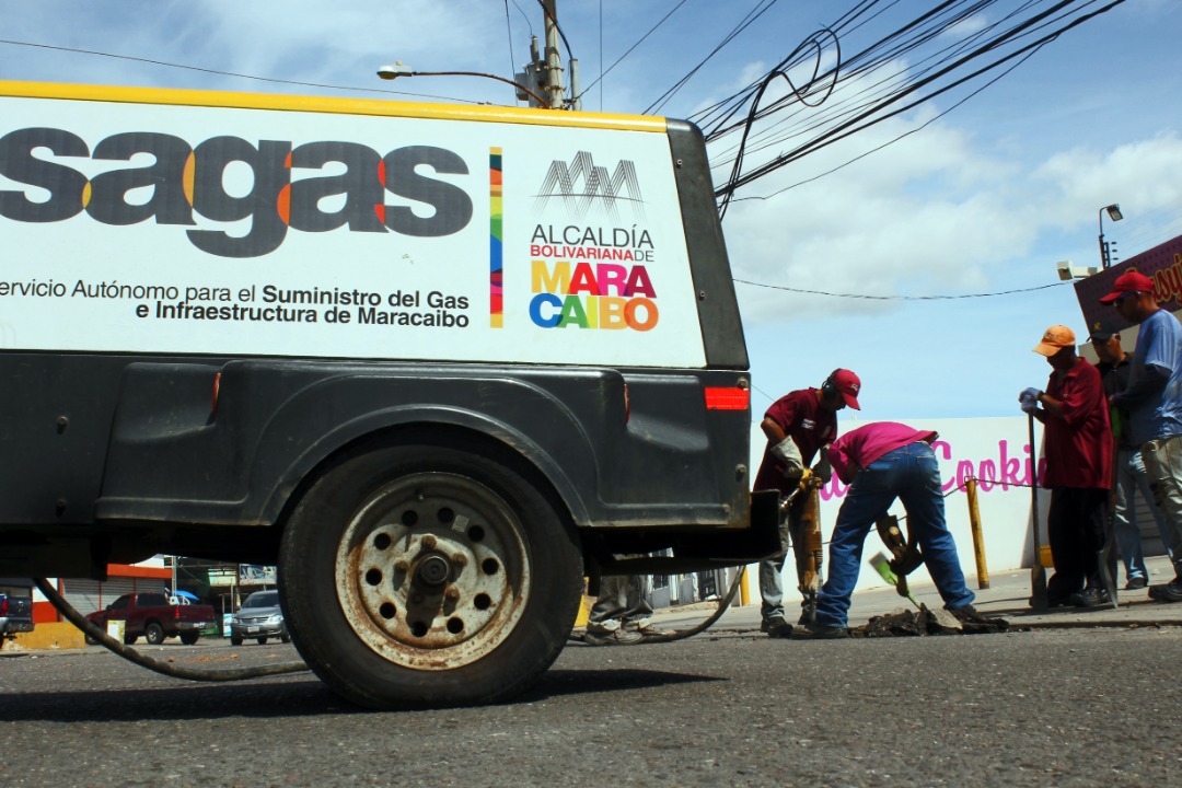 Alcaldía sustituye colector de aguas servidas en La Victoria