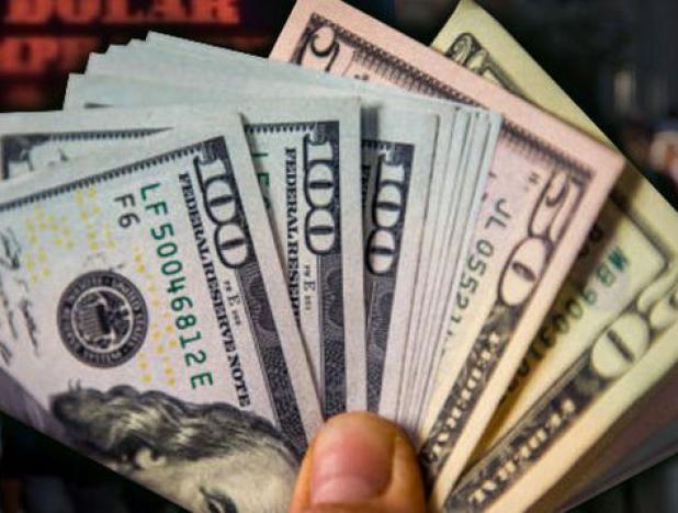 Dólar rompe la barrera de los Bs. 6 mil en las mesas de cambio