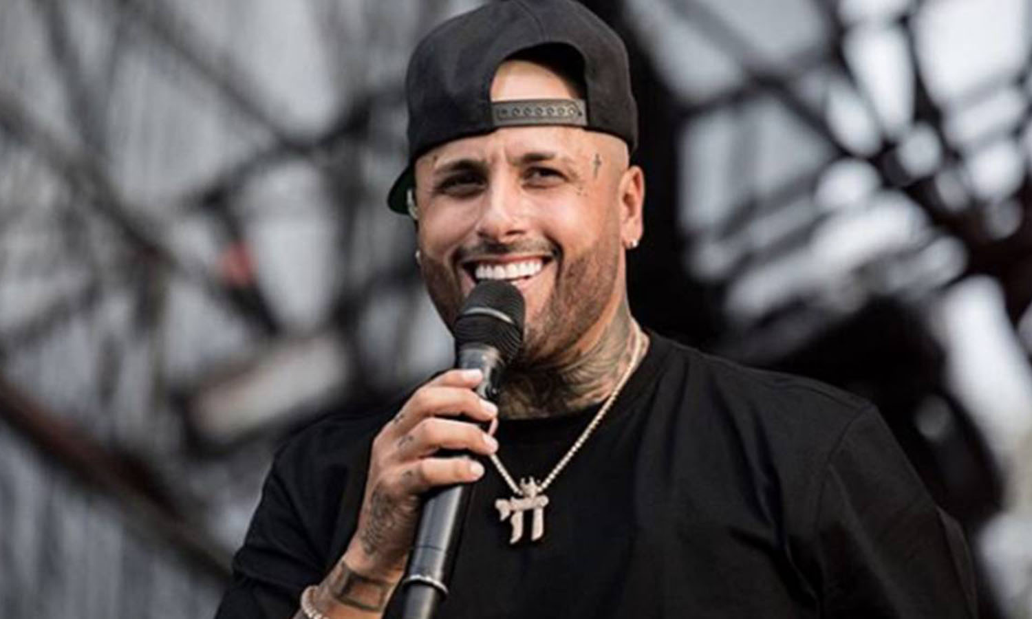 Nicky Jam sorprende a joven venezolana con cáncer