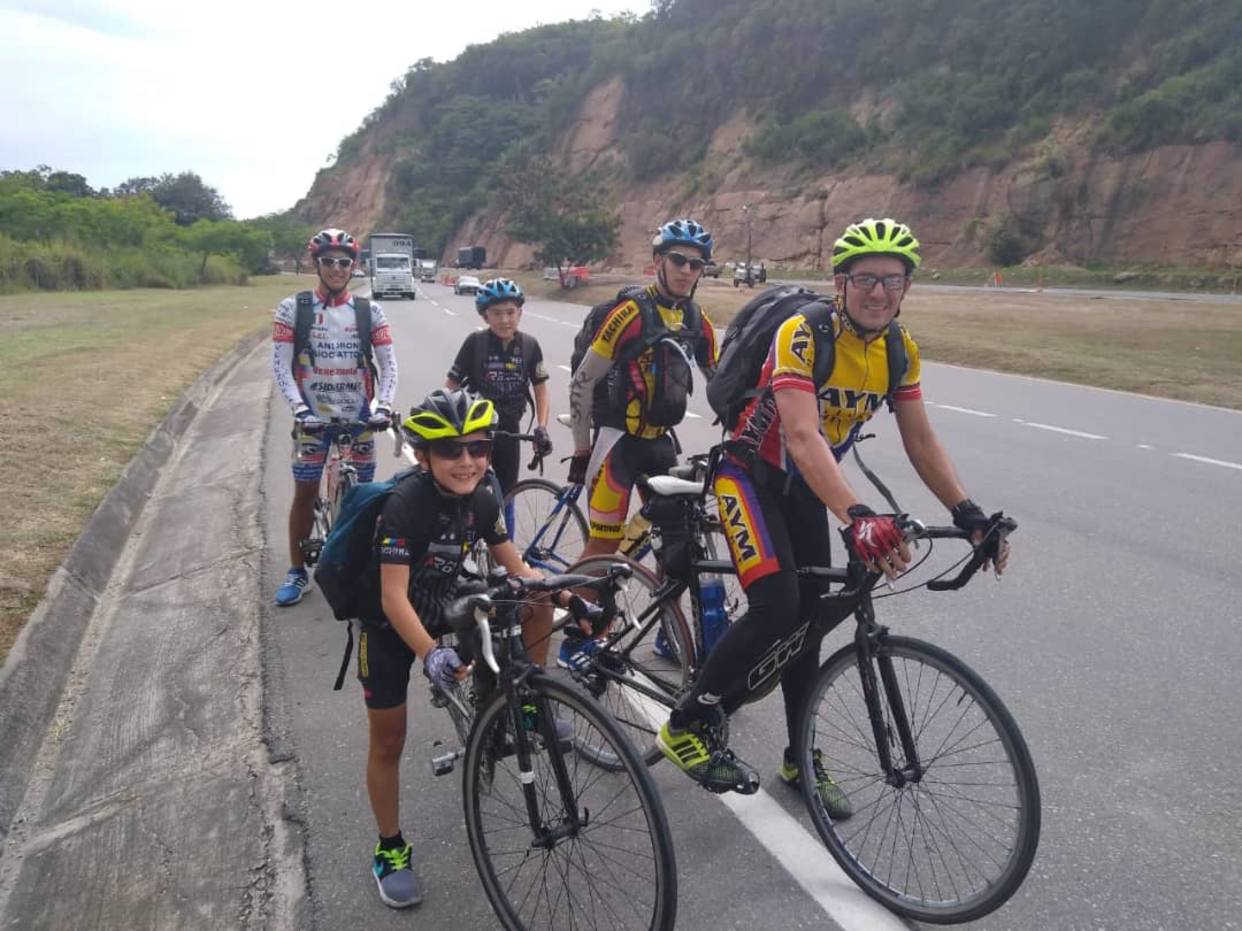 Familia venezolana migró en bicicleta a Ecuador