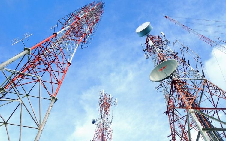 Instalan radiobase para telefonía e internet en la zona norte