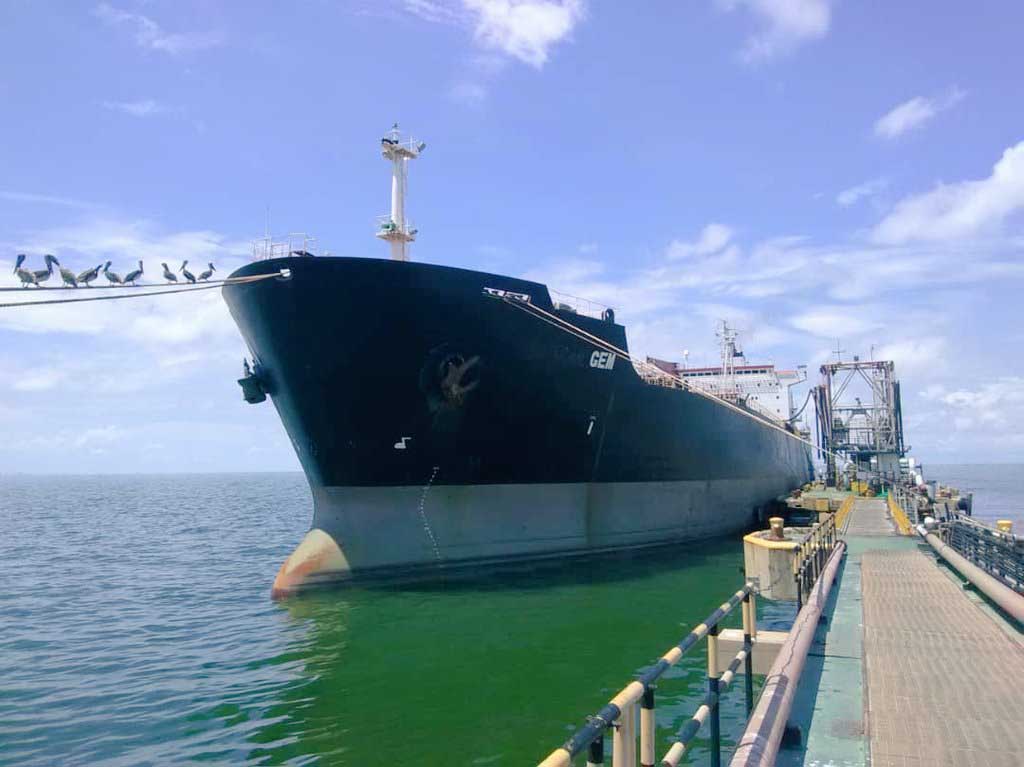 Arriban a Zulia dos buques con 180 mil barriles de gasolina
