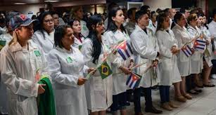 Brasil regulariza residencia a médicos cubanos