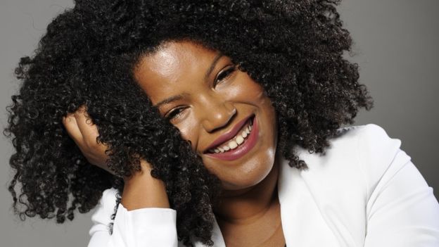 California prohibe la discriminación por afros