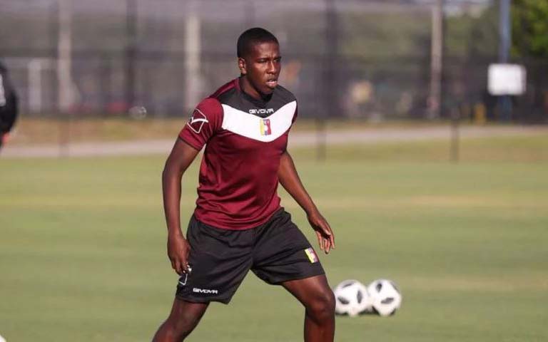 Gimnasia y Esgrima La Plata acepta una oferta por Hurtado