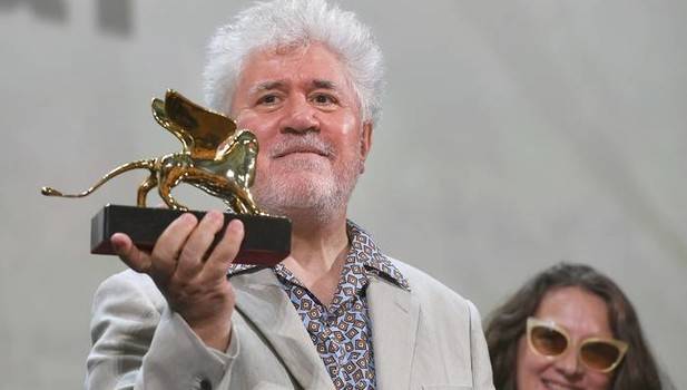 Almodóvar suma un León de Oro a su trayectoria