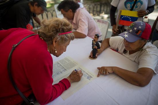 Chavistas firman a paso lento contra bloqueo de EEUU