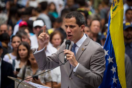 Guaidó llama a la Fuerza Armada a presionar a Maduro para salir