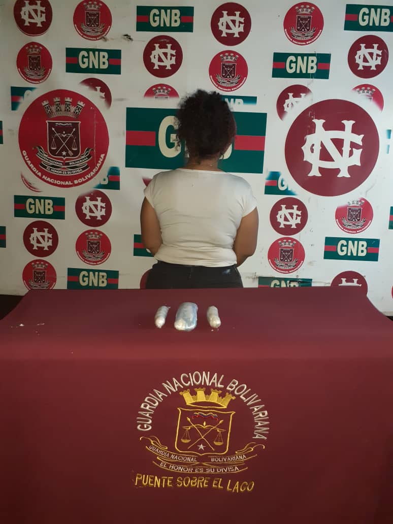 Detienen a mujer que intentó viajar con tres cilindros de cocaína