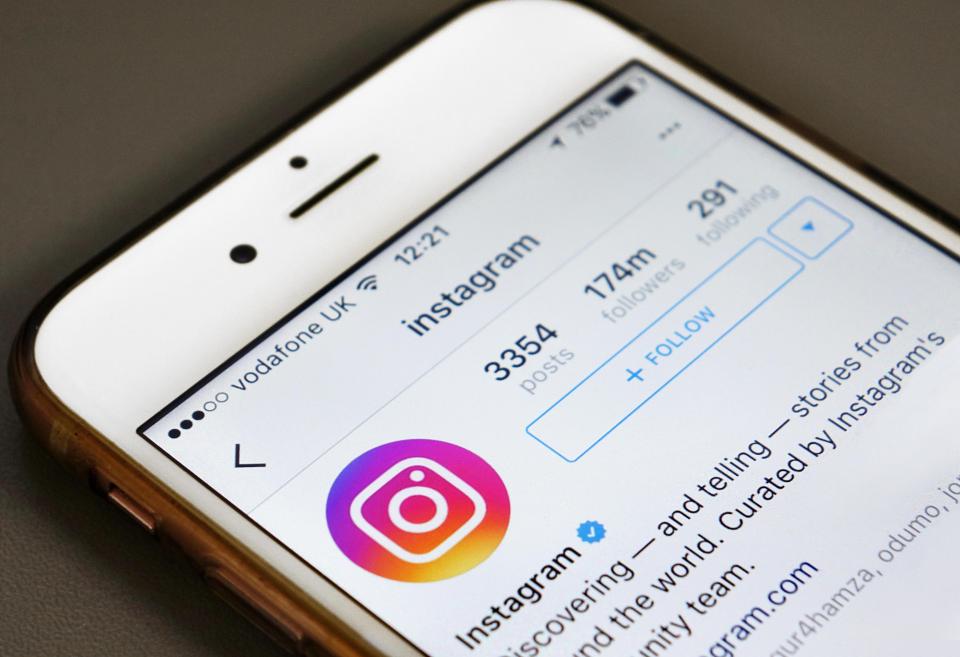 Instagram permite denunciar informaciones falsas