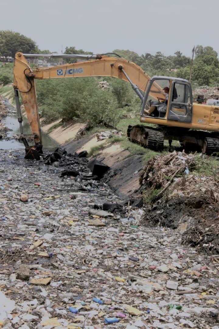 Alcaldía inicia trabajos de mantenimiento en la cañada Caribe