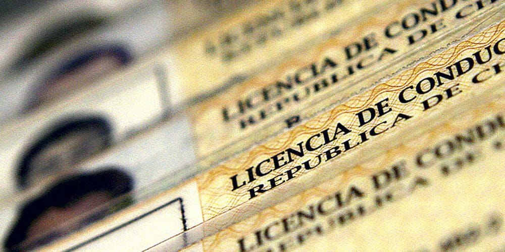 Evalúan licencias de conducir para venezolanos en Chile