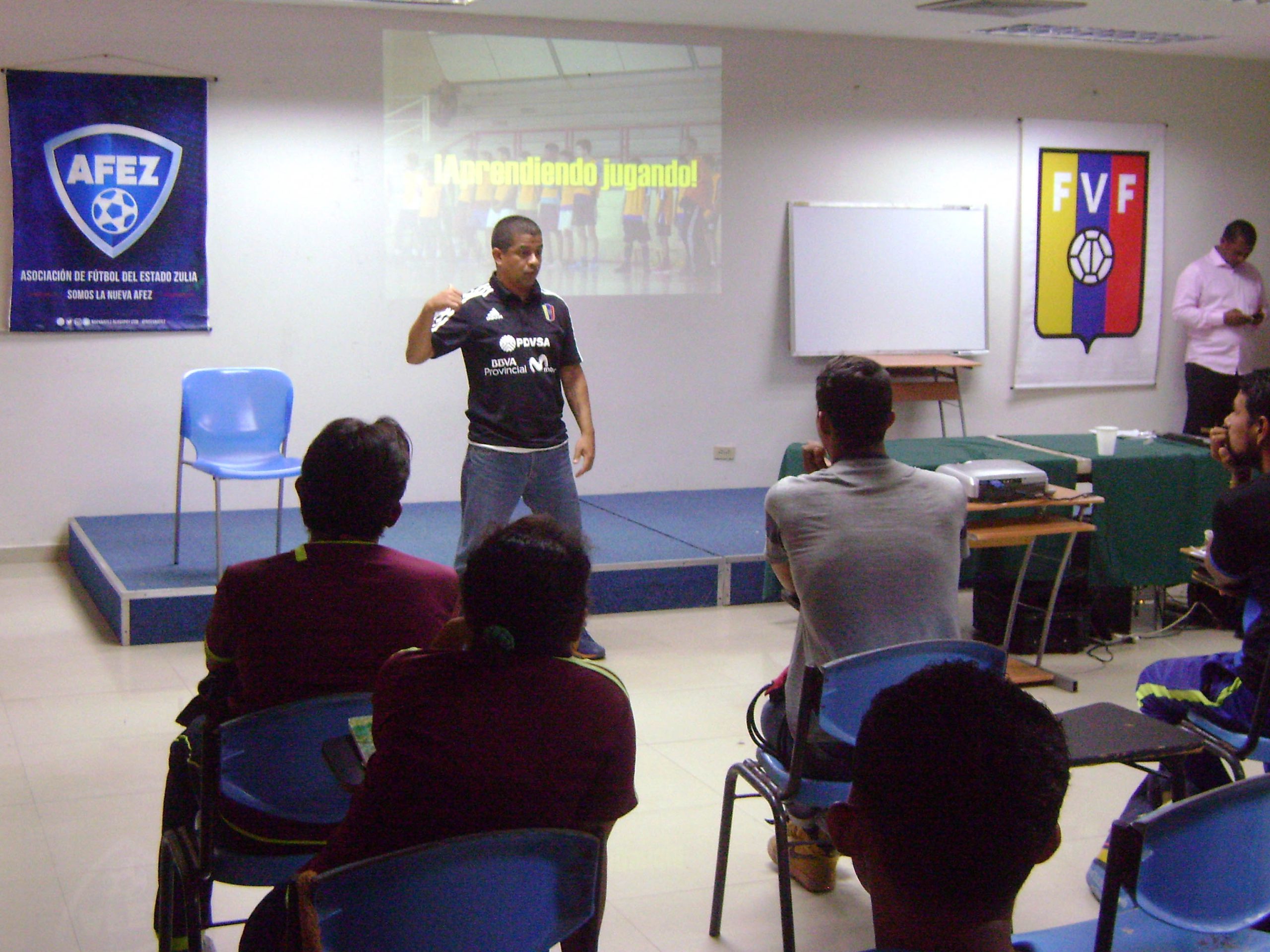 Entrenadores de fútbol sala asisten a taller de formación