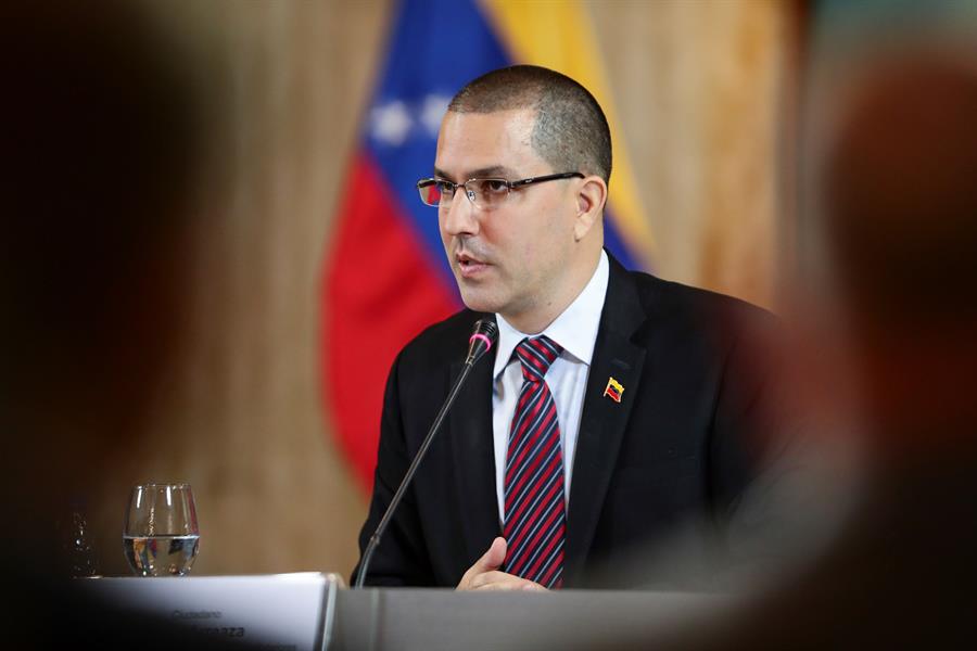 Arreaza afirma que intentan "evitar" una guerra con Colombia