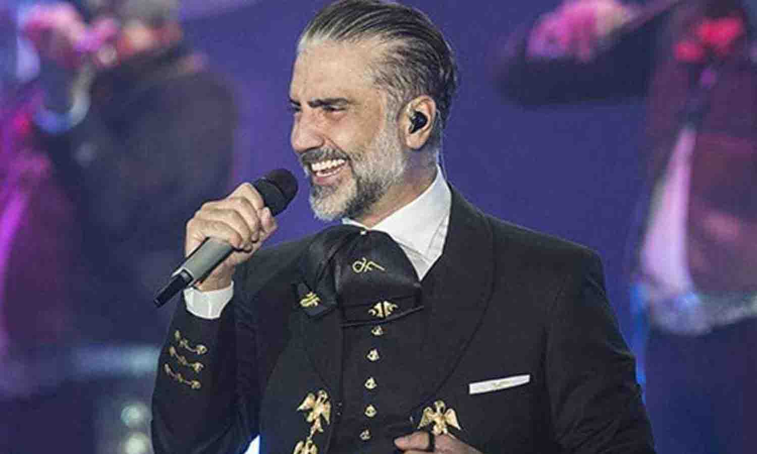 Un fan de El Potrillo irrumpe su show para regalarle flores