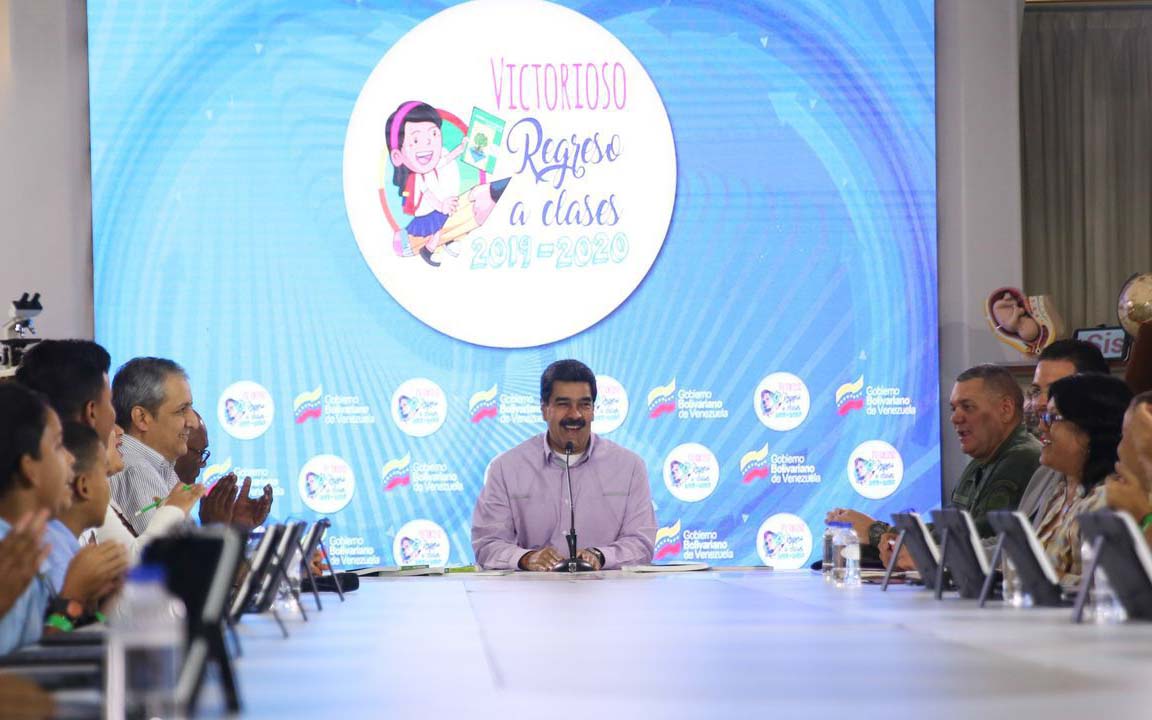 Maduro plantea opción de instalar gallineros escolares para atajar la crisis