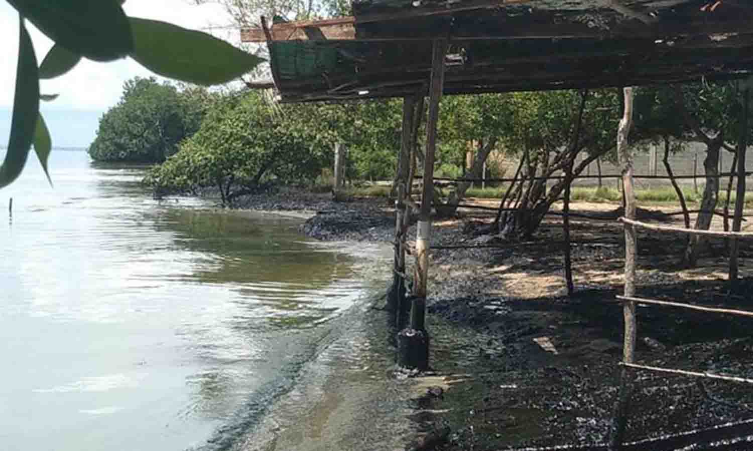 Municipio Santa Rita se ve afectado por derrame petrolero