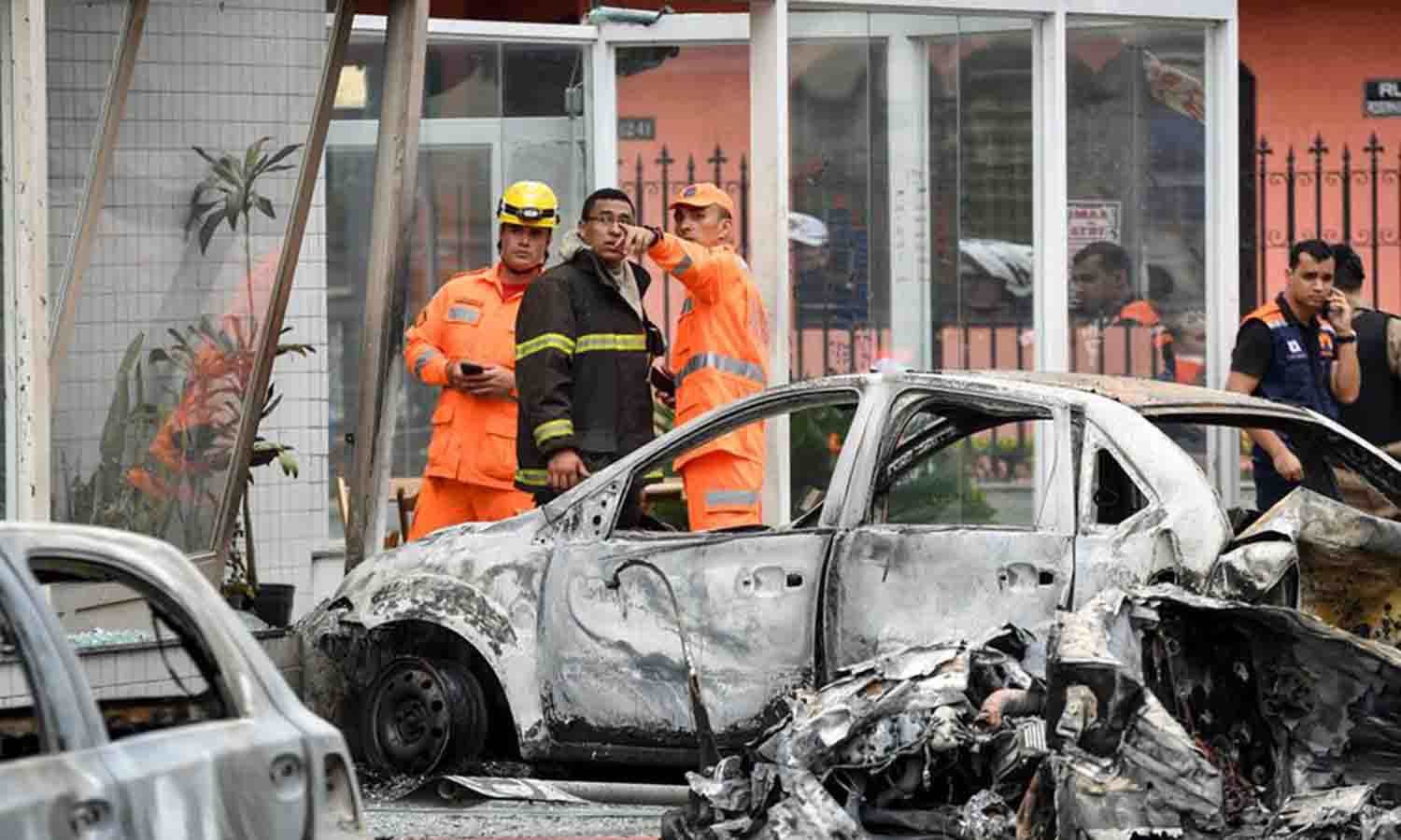 Tres muertos al caer una avioneta sobre vehículos en Brasil