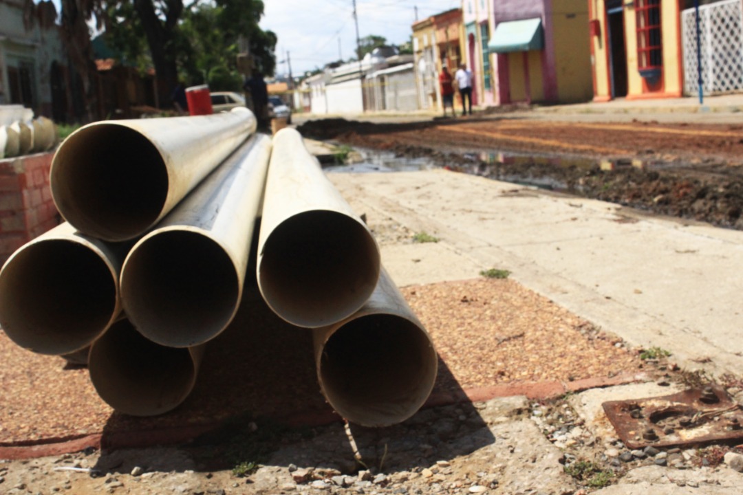 Alcaldía de Maracaibo sustituye colector de aguas servidas en Santa Lucía