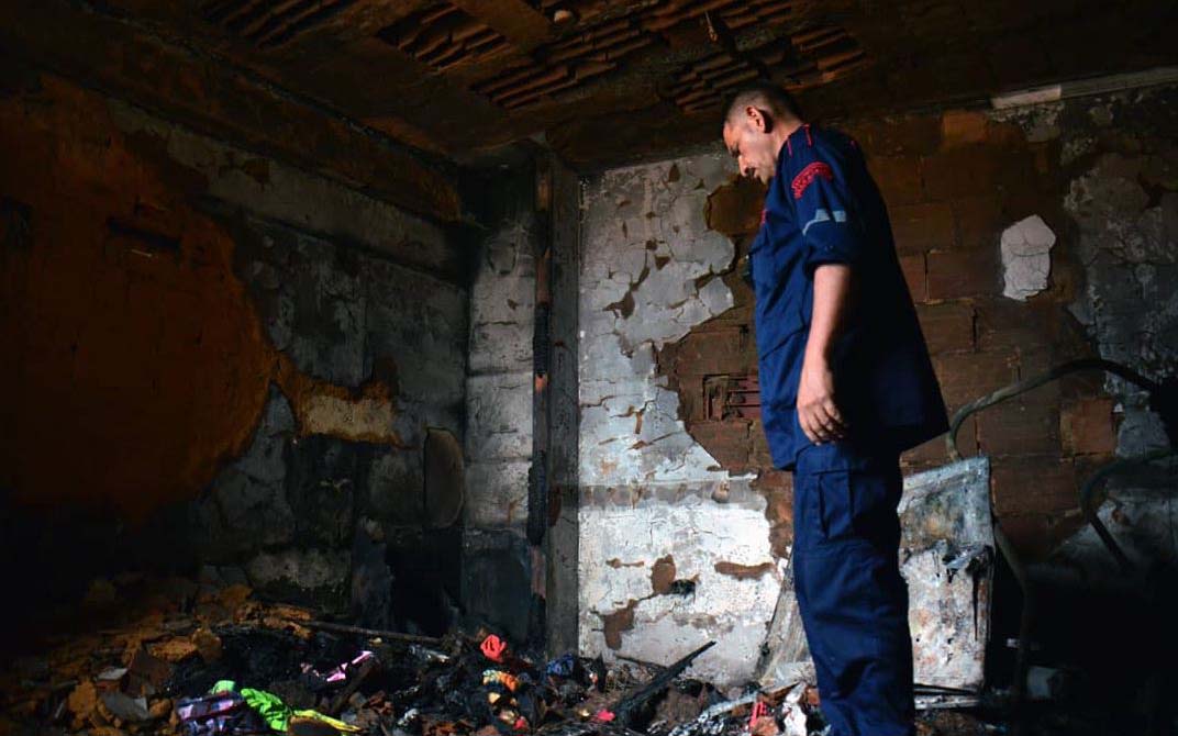 Bomberos de Maracaibo rescatan personas atrapadas en azotea durante incendio