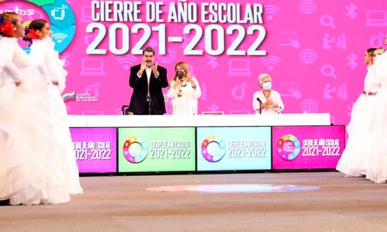 Maduro declara “culminado exitosamente” año escolar 2021-22