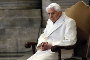 Benedicto XVI sigue estable y pasó la noche asistido por los médicos