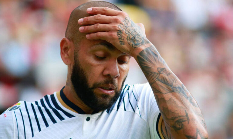 Juez mantiene a Alves en prisión al cuestionar su última versión exculpatoria