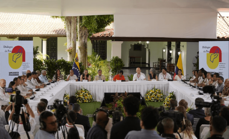 Maduro felicita al Gobierno colombiano y al ELN tras diálogo en Caracas