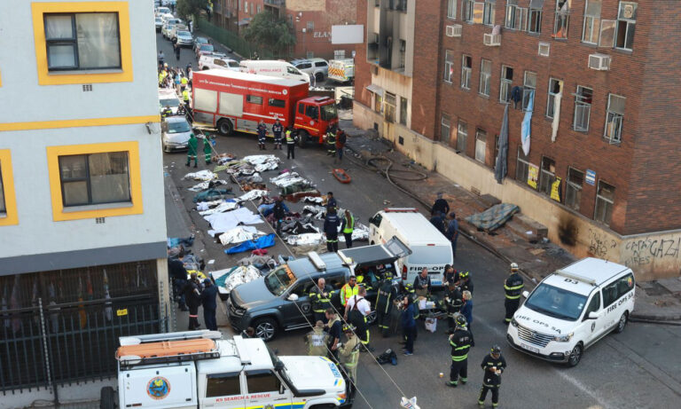 Suben a 76 los muertos en incendio de edificio al norte de Sudáfrica