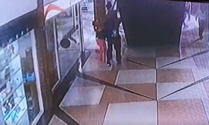 Vigilante salva a niña al caer de una escalera mecánica en Petare