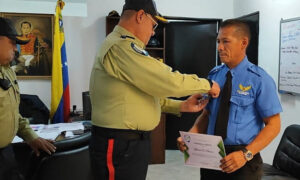 Otorgan reconocimiento al vigilante que salvó a una niña en Petare