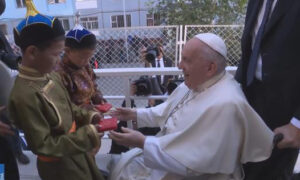 Papa visita centro de caridad en Mongolia y asegura no hacer proselitismo