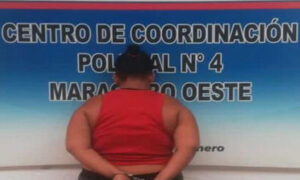 Detienen a mujer por permitir que su esposo violara a su hija de 13 años