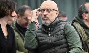 Ministro de Defensa ucraniano destituido entrega renuncia