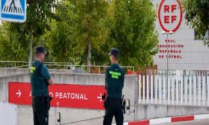 Estudiantes de básica regresan a las aulas