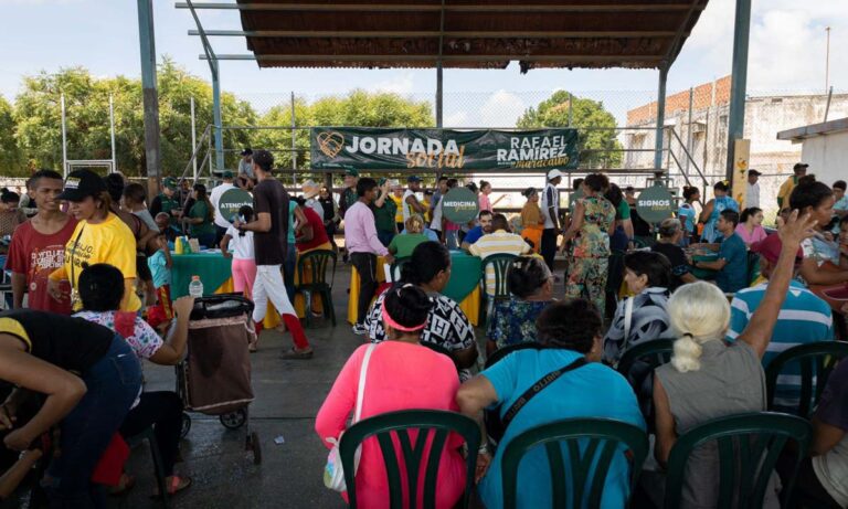 Opositores y oficialistas marchan sin inconvenientes