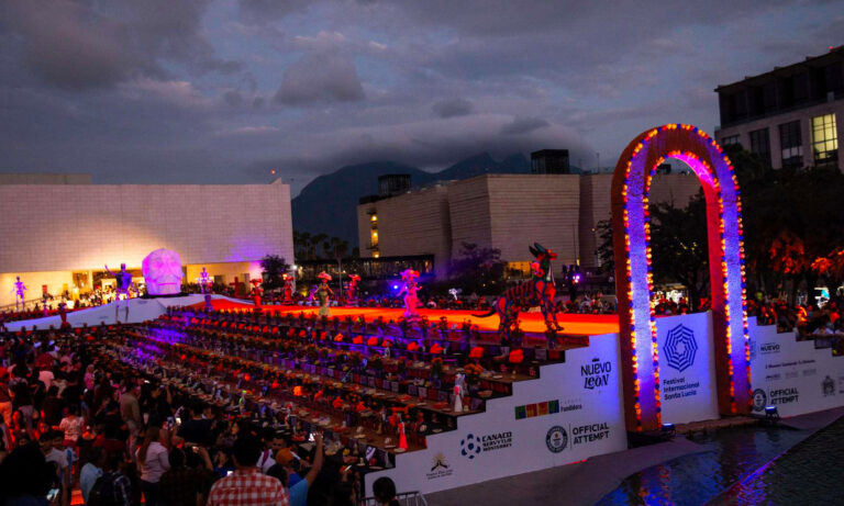 Altar de muertos de 1.212 metros cuadrados gana récord Guinness en México