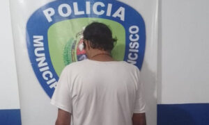 Arrestan a hombre que agredió y amenazó con cuchillo a su pareja