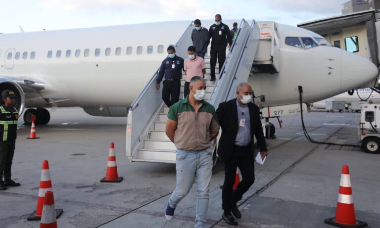 Universitarios y despedidos del Seniat salen en caravana