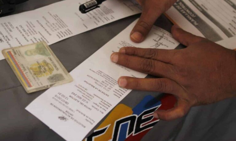 En la escuela Concepción Mariño ven clases en aulas inundadas