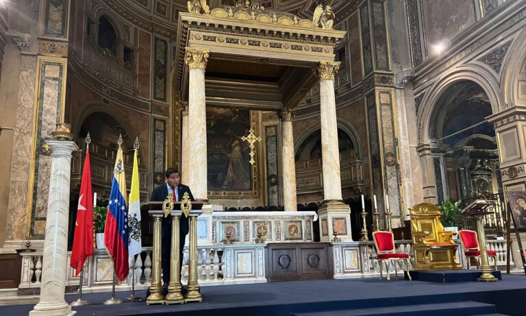 El anfitrión desafía al campeón del mundo