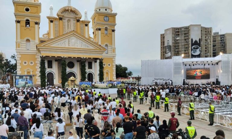 Ofrecen empanadas a firmantes en Vargas
