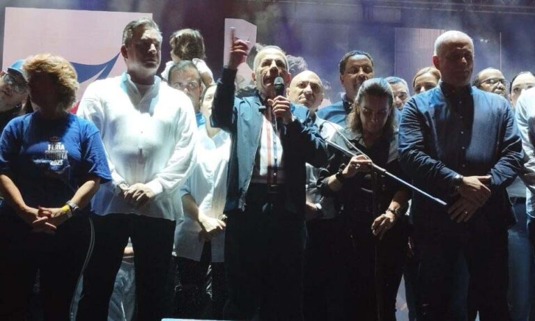 Ricky Martin en primera fila para show de Armani