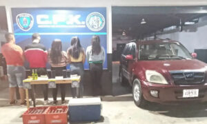 Arrestan a familia que ingería alcohol en Canta Claro por agredir a policías