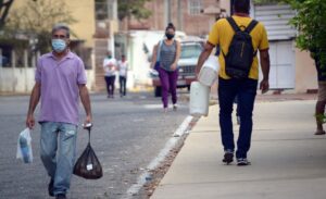 Padres de 43 desaparecidos queman urnas electorales